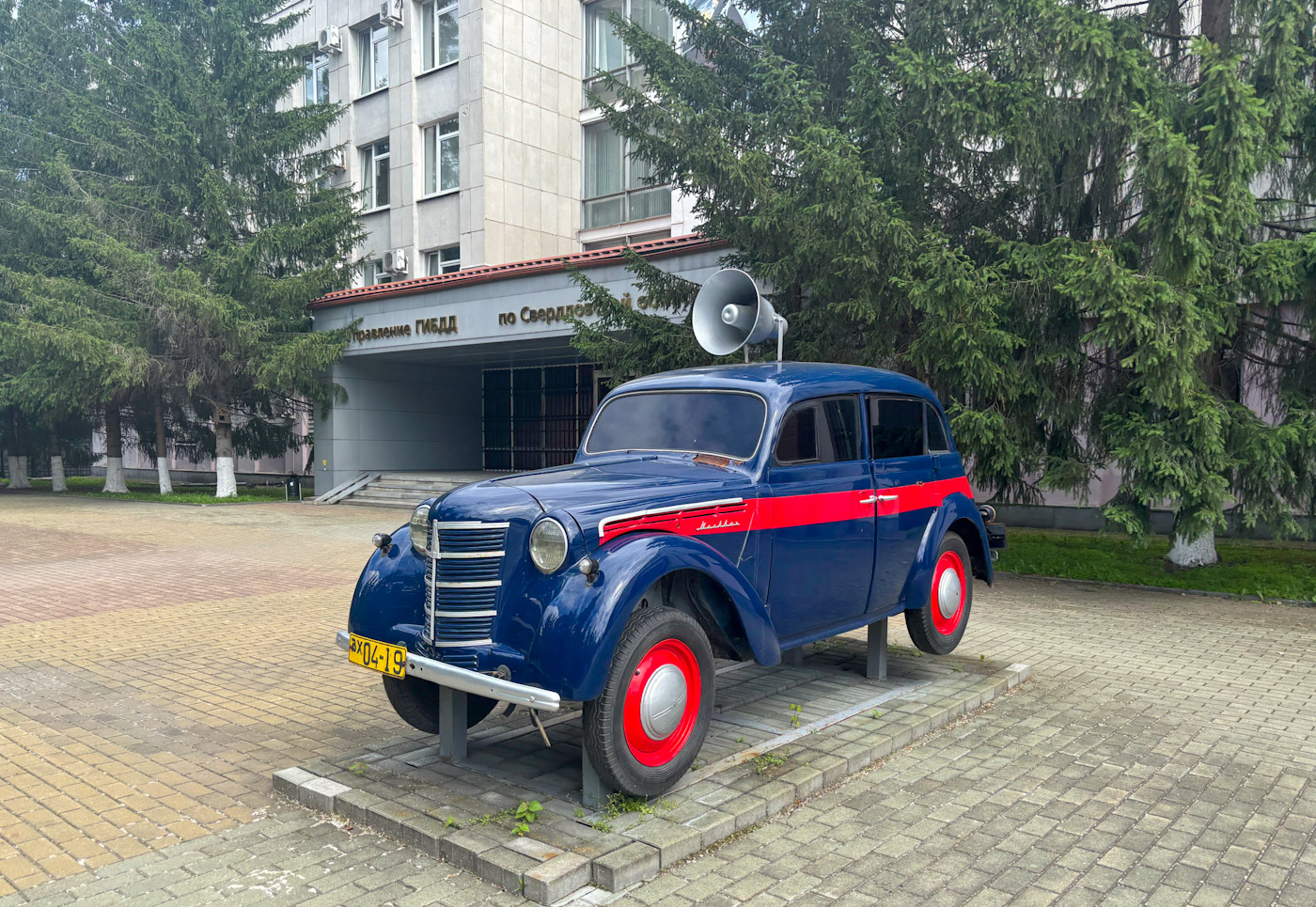Свердловская область, № ЗХ 04-19 — Москвич-400/401 (общая модель); Техника на постаментах, памятники (Свердловская область)