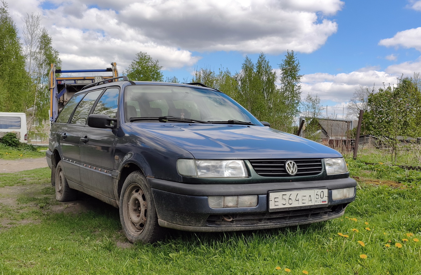 Псковская область, № Е 564 ЕА 60 — Volkswagen Passat Variant (B4) '93-97