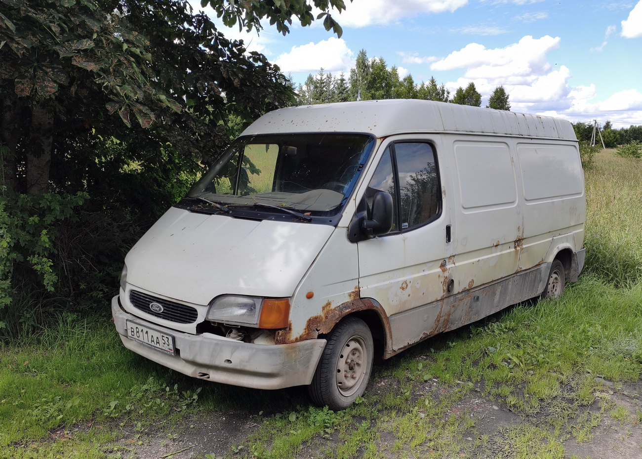 Псковская область, № В 811 АА 53 — Ford Transit (3G, facelift) '94-00