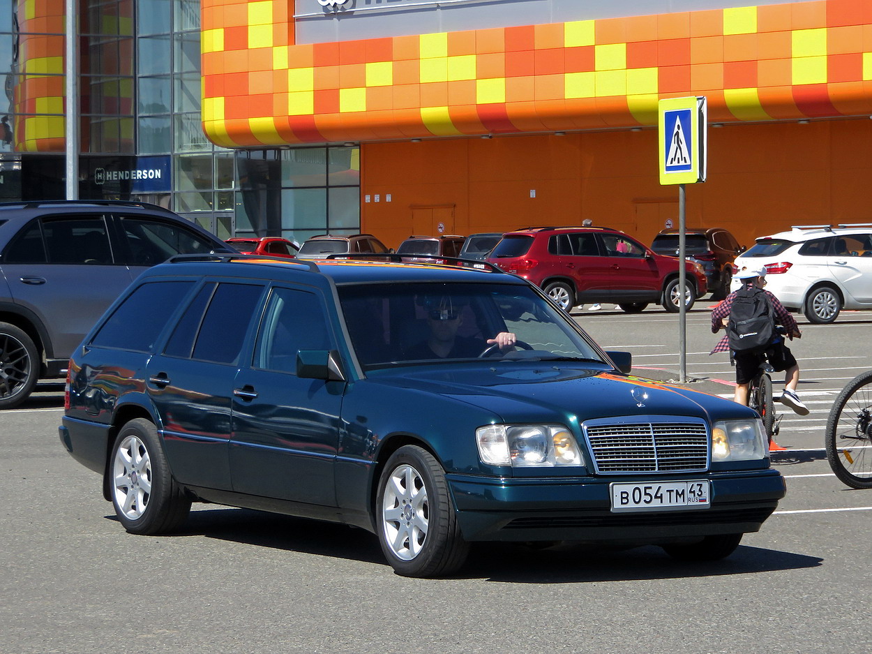 Кировская область, № В 054 ТМ 43 — Mercedes-Benz (S124) '86-96; Кировская область — Выставка ретро-автомобилей в Кирове 18 июля 2026 года