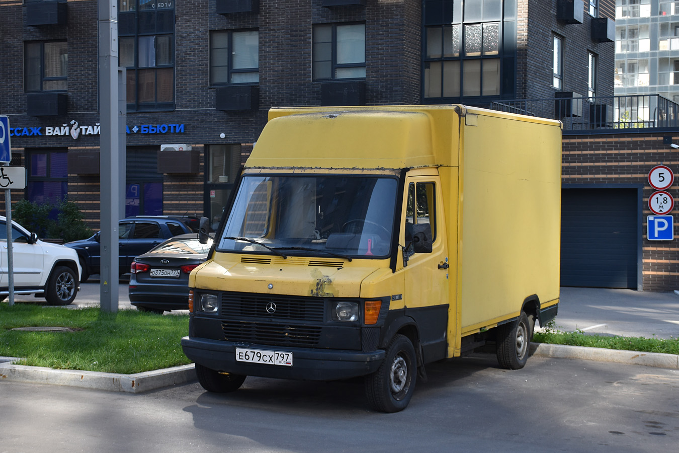 Москва, № Е 679 СХ 797 — Mercedes-Benz T1 308D '76-96