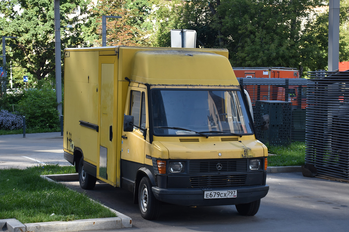 Москва, № Е 679 СХ 797 — Mercedes-Benz T1 308D '76-96