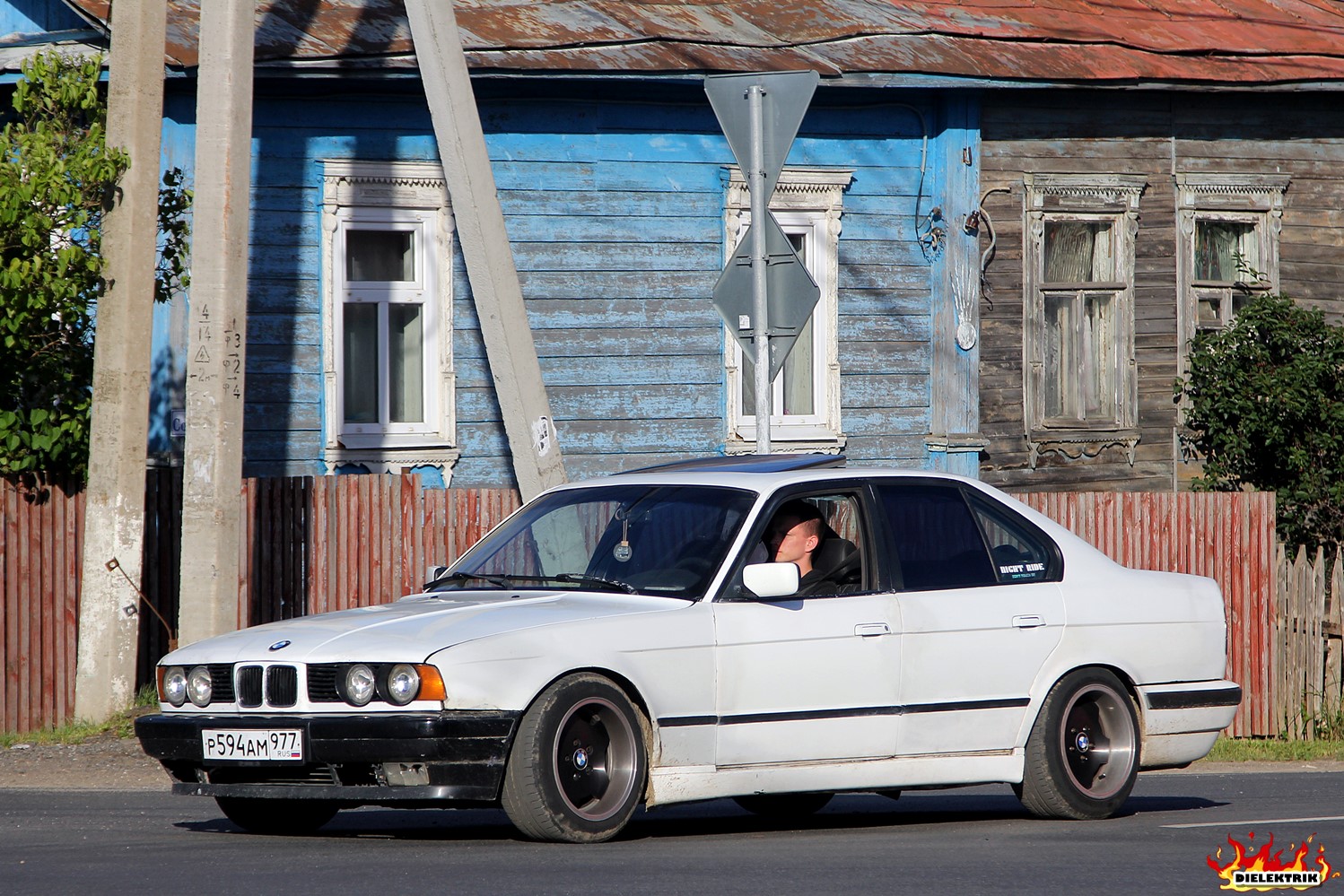 Москва, № Р 594 АМ 977 — BMW 5 Series (E34) '87-96
