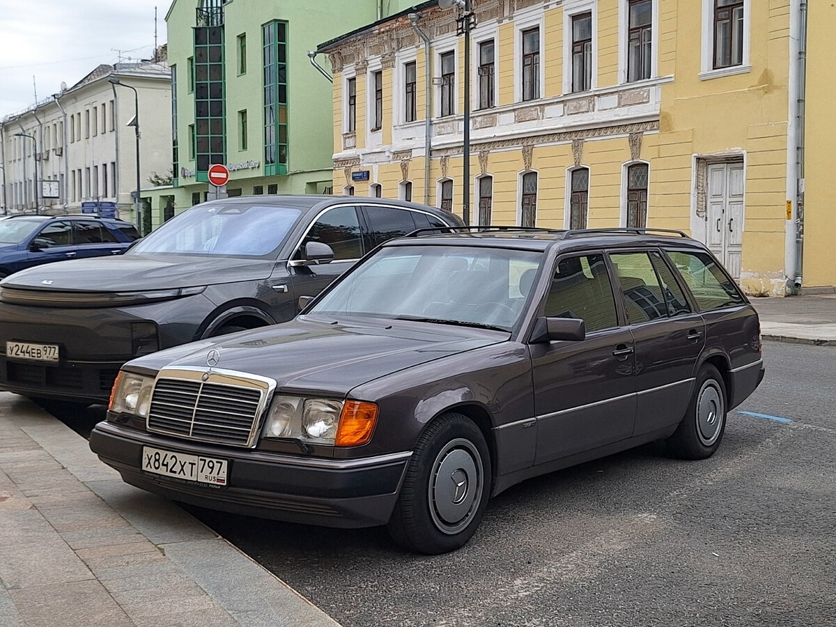 Москва, № Х 842 ХТ 797 — Mercedes-Benz (S124) '86-96