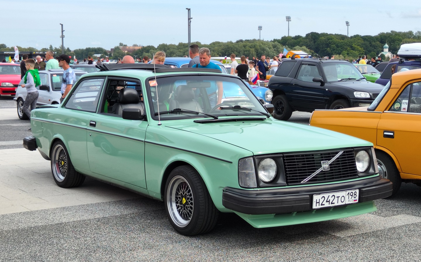 Санкт-Петербург, № Н 242 ТО 198 — Volvo 240 Series (общая модель)