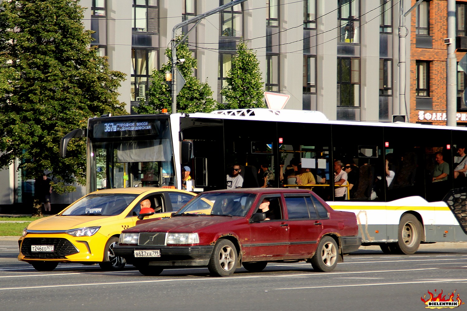 Москва, № В 637 ХА 799 — Volvo 940 '90-98