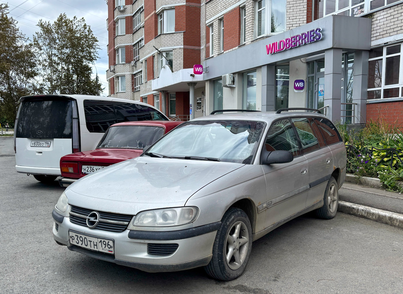 Свердловская область, № Р 390 ТН 196 — Opel Omega (B) Caravan '94-99
