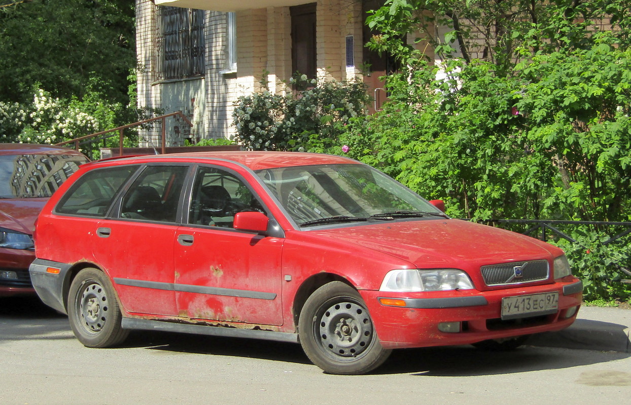 Москва, № У 413 ЕС 97 — Volvo V40 '96-04