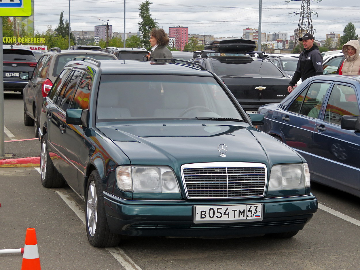 Кировская область, № В 054 ТМ 43 — Mercedes-Benz (S124) '86-96; Кировская область — Выставка ретро-автомобилей в Кирове 29 августа 2026 года