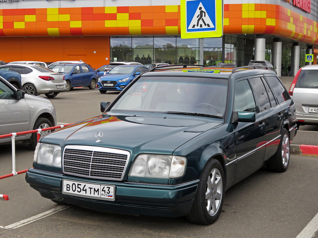 Кировская область, № В 054 ТМ 43 — Mercedes-Benz (S124) '86-96; Кировская область — Выставка ретро-автомобилей в Кирове 29 августа 2026 года