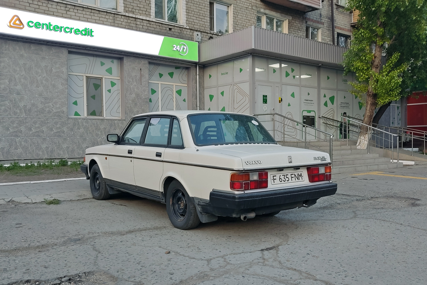 Абайская область, № F 635 FNM — Volvo 240 GL '86–93