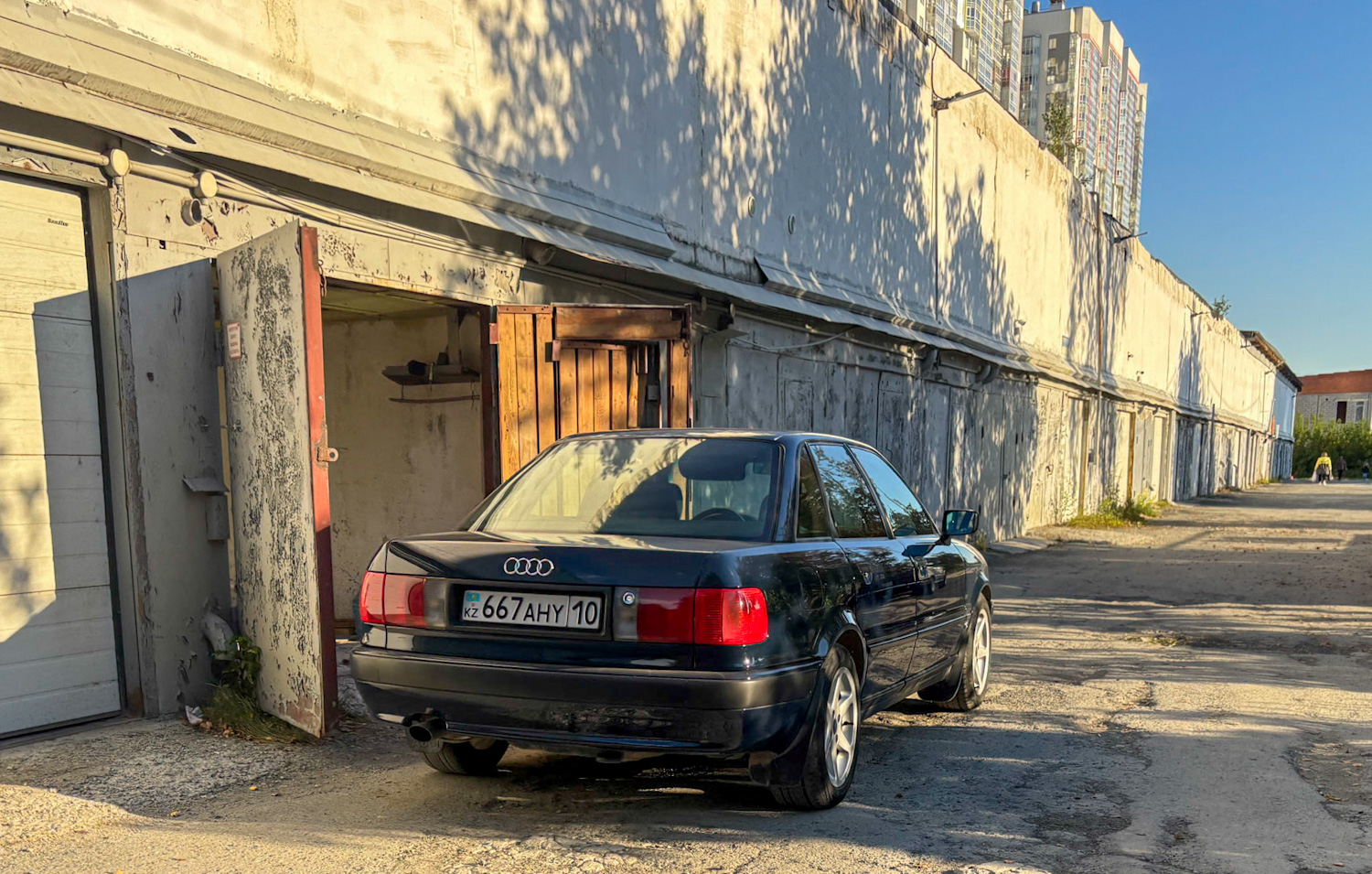 Костанайская область, № 667 AHY 10 — Audi 80 (B4) '91-96