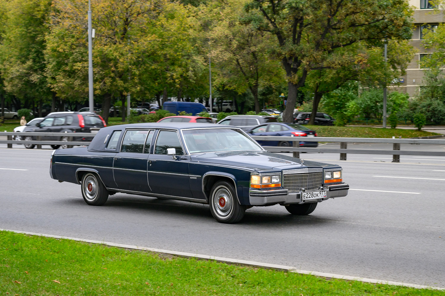Москва, № Е 228 ОК 977 — Cadillac Fleetwood '82-85
