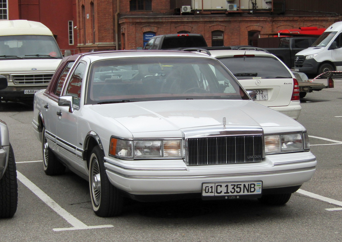 Узбекистан, № 01 C 135 NB — Lincoln Town Car (2G) '90-97; Санкт-Петербург — Встречи владельцев интересных автомобилей Cars & Coffee