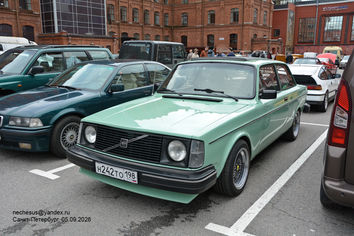 Санкт-Петербург, № Н 242 ТО 198 — Volvo 240 Series (общая модель); Санкт-Петербург — Встречи владельцев интересных автомобилей Cars & Coffee