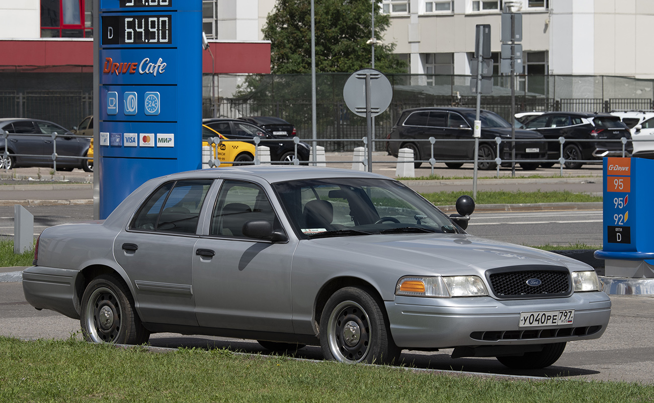 Москва, № У 040 РЕ 797 — Ford Crown Victoria (2G) '98-12