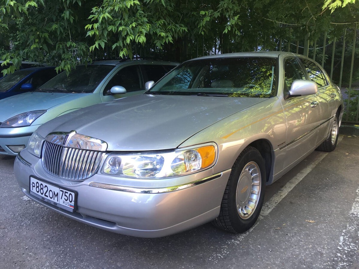 Московская область, № Р 882 ОМ 750 — Lincoln Town Car (3G) '98-11