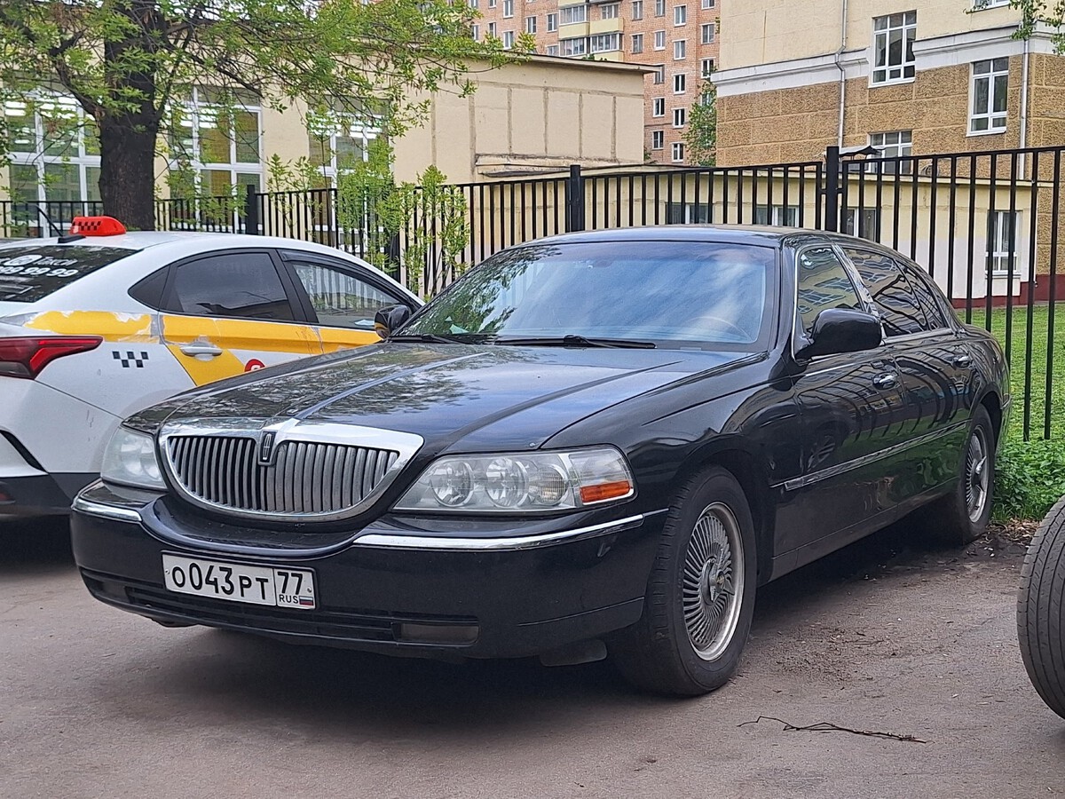 Москва, № О 043 РТ 77 — Lincoln Town Car (3G) '98-11