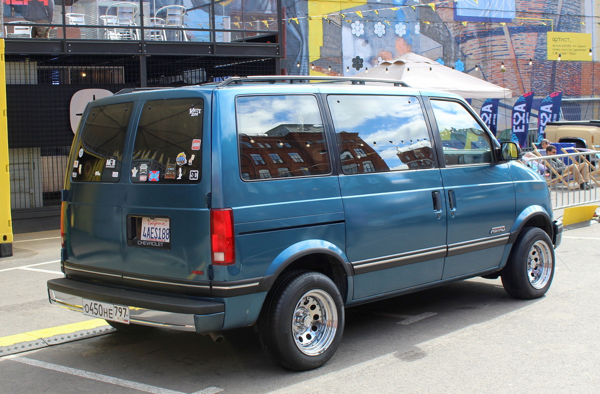 Москва, № О 450 НЕ 797 — Chevrolet Astro (1G) '85-94; Санкт-Петербург — Ежегодная выставка классических и кастомных автомобилей и мотоциклов "Original Meet"