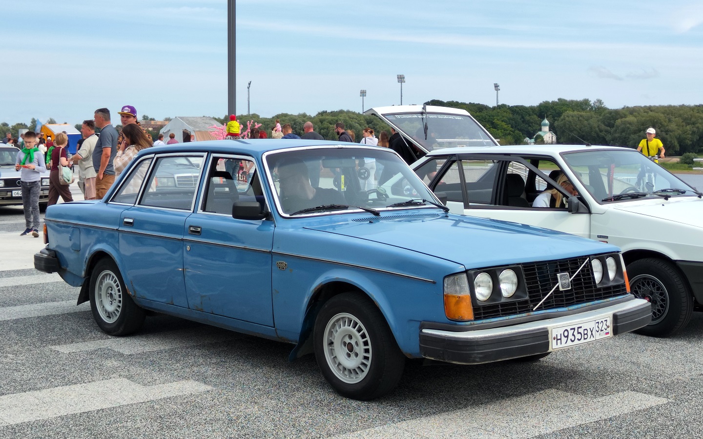 Краснодарский край, № Н 935 ВХ 323 — Volvo 244 GL '78-79; Новгородская область — Фестиваль "Авто Ретро Вече 2026"